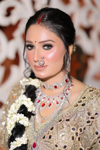 MeenakshiDuttMakeoverMakeupCourse