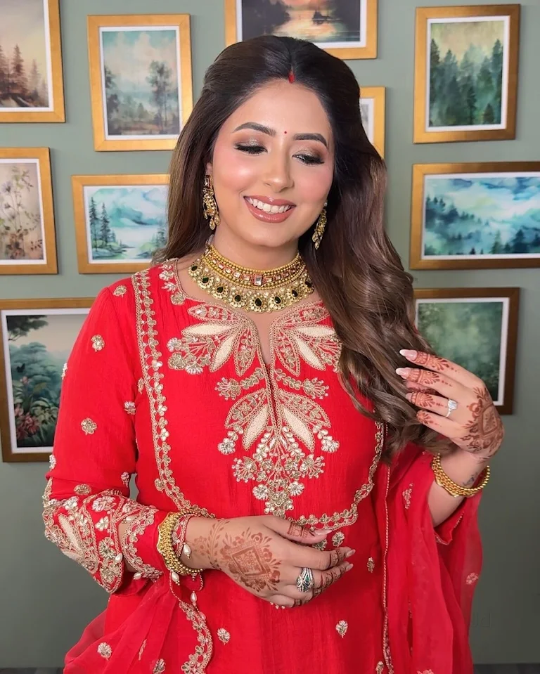 The Glossy Gossip Makeup and Academy Makeup