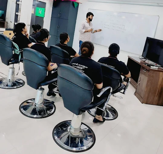 lakmeacademypoweredbyaptechkharadihairclass
