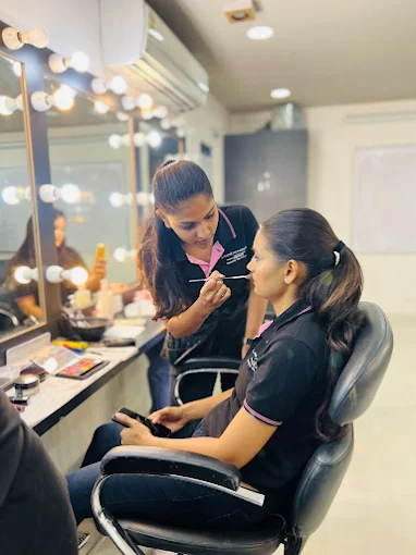 lakmeacademypoweredbyaptechkharadimakeupcourse