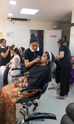 lakmeacademyswargatepunemakeupcourse