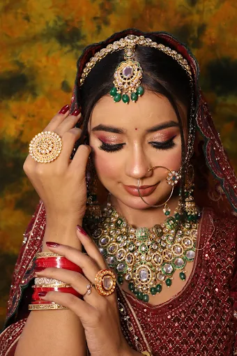 ruhimakeoverstudioandacademynoidaimage