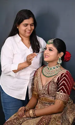 srushtimakeupstudioacademykatrajpunemakeupcourse