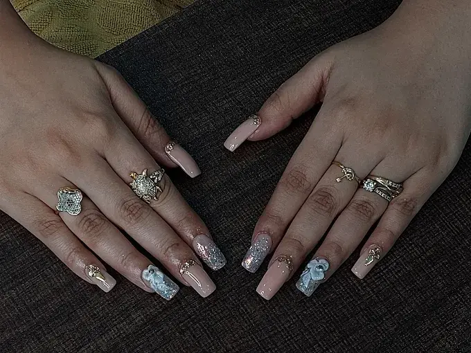 tanuzmakeupstudioacademynailloungesiligurinailclasses 1