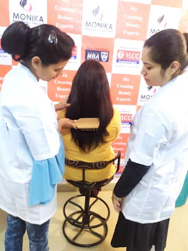 vlccmonikabeautyacademyujjainhaircourse